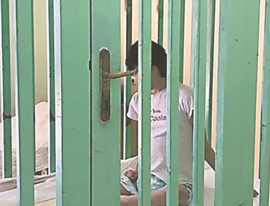 Αυτή είναι η ιστορία του τυφλού κοριτσιού που επί 10 χρόνια ζούσε μέσα σε κλουβί στα Λεχαινά